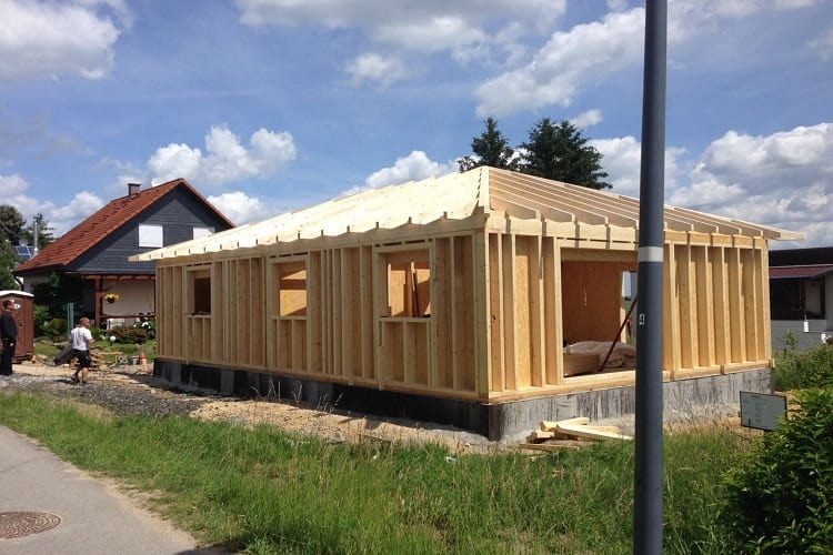 Rohbau eines eingeschossigen Hauses in Holzrahmenbauweise mit offenem Ständerwerk