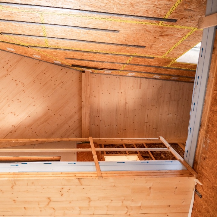 Blick in den neuen Dachstuhl an der Bautzner Straße in Dresden mit OSB-Beplankung