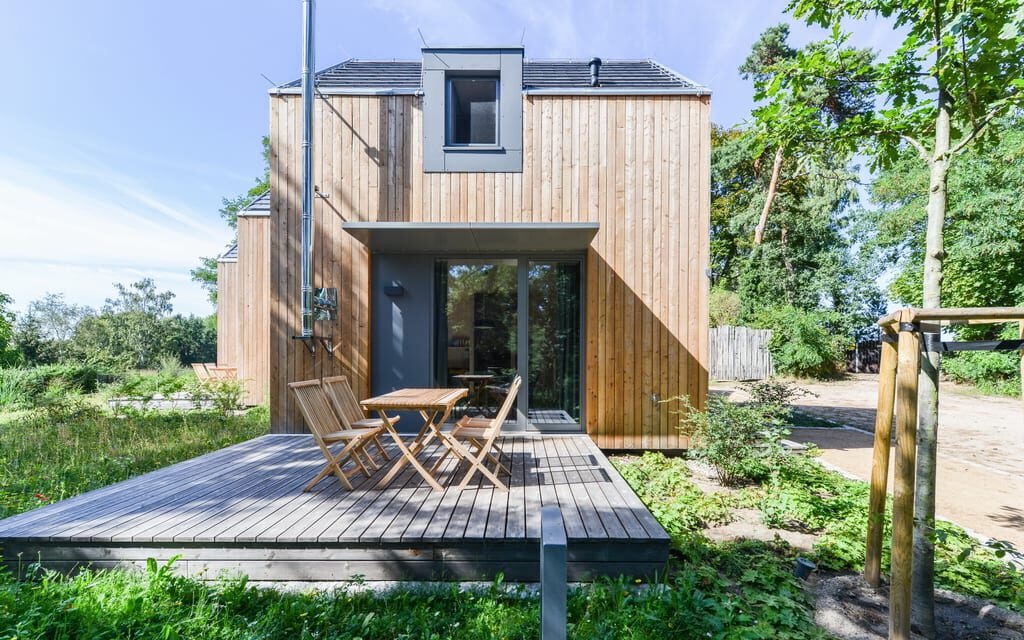 Holz-Ferienhaus mit Gaube und Holzterrasse mit Gartenmöbeln auf Usedom