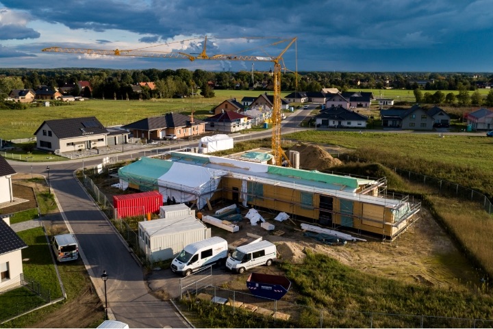 Baustelle des Dorfgemeinschaftshauses Neu-Mühlrose aus der Luft, Holzbau im Rohbau mit Kran