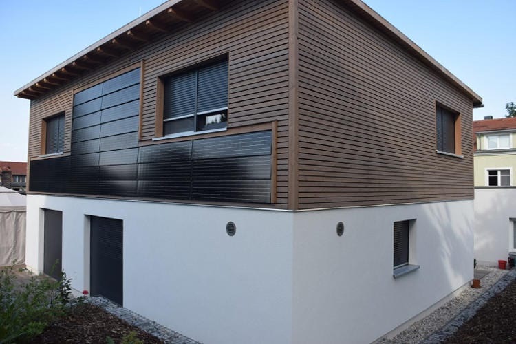Musterhaus „Felix“ in Dresden: Obergeschoss mit Holzschalung, Erdgeschoss weiß verputzt